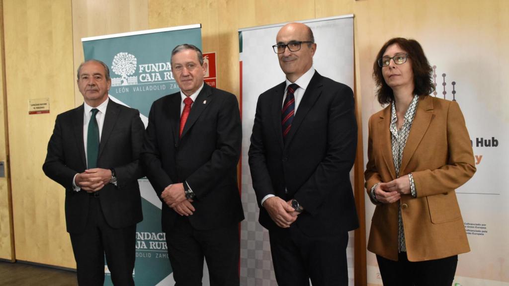 Javier Faúndez, presidente de la Diputación de Zamora; Cipriano García, director general de Caja Rural de Zamora; Fernando Javier Prada, delegado territorial de la Junta de Castilla y León; y Amaranta Ratón, diputada de Fondos Europeos, Emprendimiento e Igualdad, durante la presentación de la jornada sobre Estrategia de Innovación Empresarial