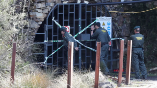 Especialistas en explosiones y técnicos de minas inspeccionan este martes el interior de la mina asturiana de Cerredo.