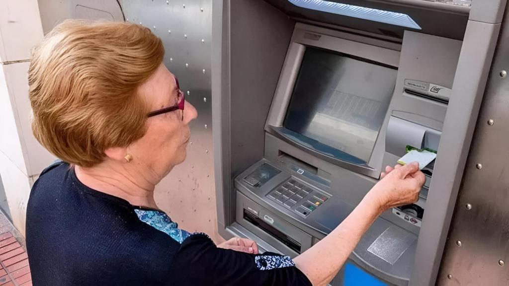 Una mujer jubilada en un cajero