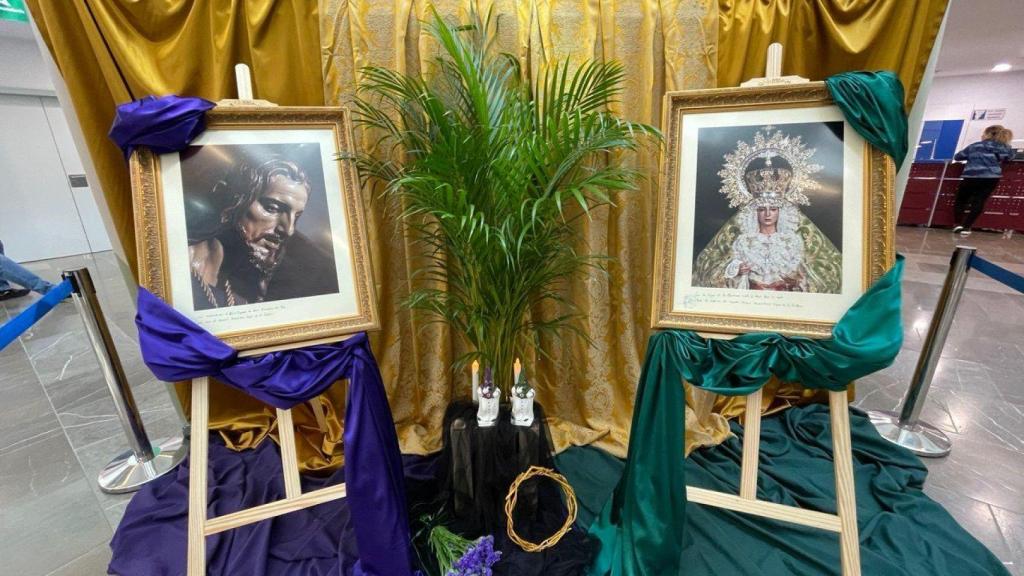 Los cuadros de la archicofradía de la Esperanza que presiden el patio del Clínico.