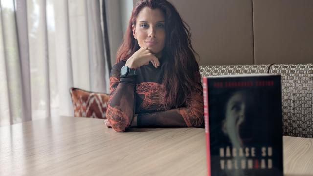Una imagen de Ana Covadonga, con su nuevo libro.
