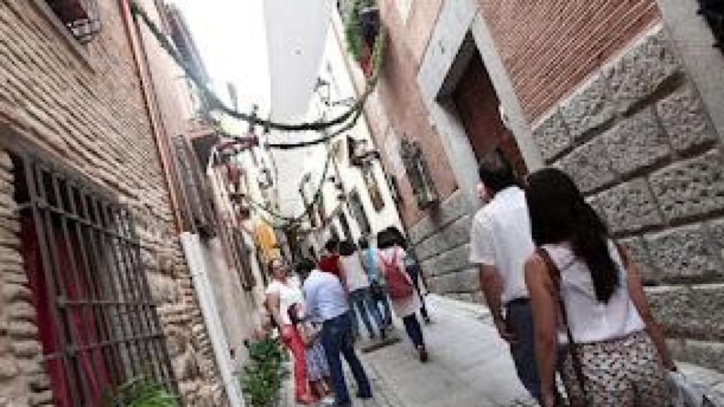 Turistas caminando por las calles de Toledo