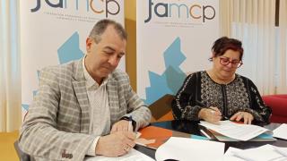 El presidente de la Famcp, Carmelo Pérez, durante la firma con uno de los sindicatos.