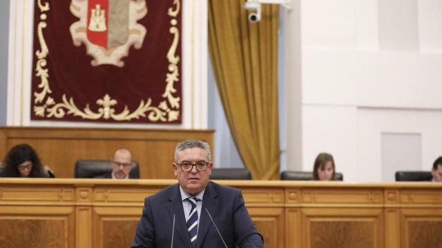 El diputado del Grupo Popular,  Santiago Lucas Torres,  en las Cortes de Castilla-La Mancha.