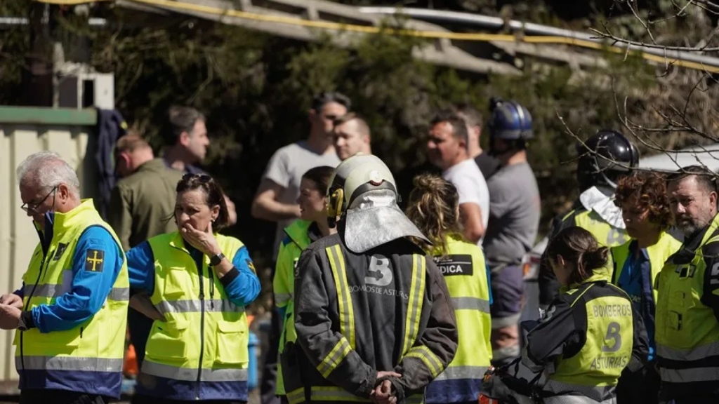 Bomberos trabajan tras la explosión en la mina de Cerredo.