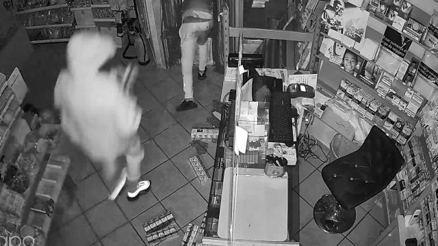 Integrantes de la organización criminal robando en un estanco