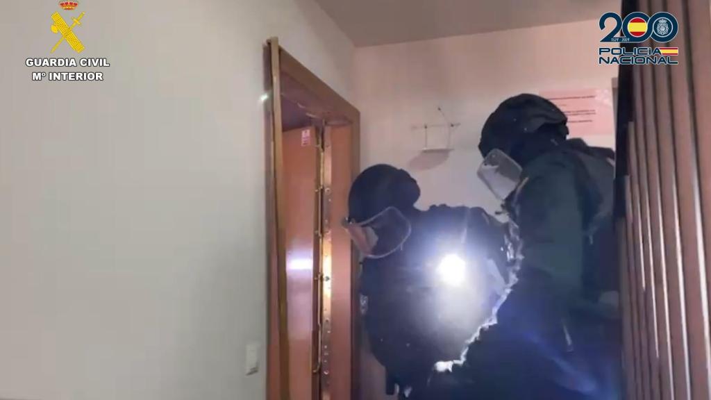 La Guardia Civil entrando a uno de los domicilios registrados