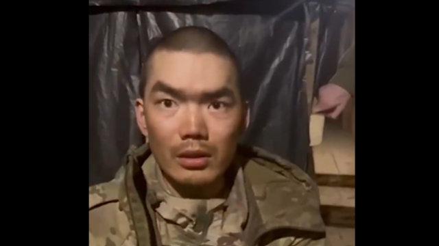 Uno de los dos chinos capturados por las fuerzas ucranianas en el este del país.