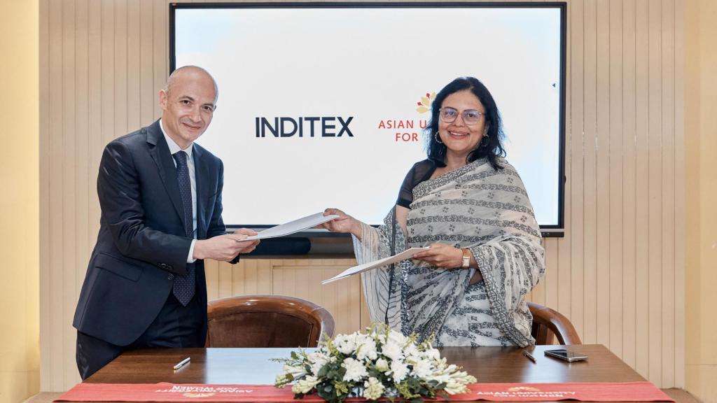 Óscar García Maceiras, consejero delegado de Inditex, con Rubana Huq, vicerrectora de la AUW.