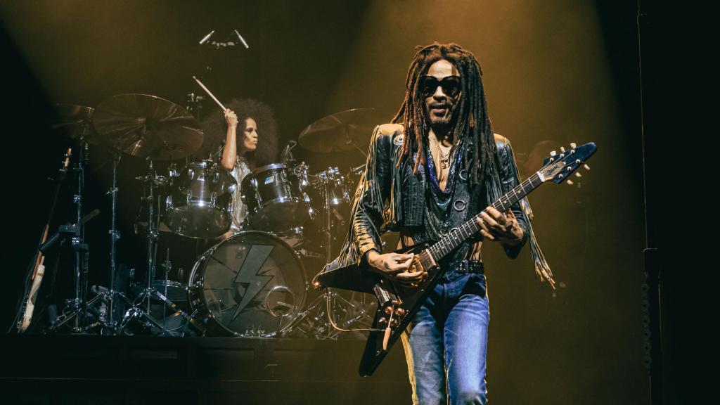 Lenny Kravitz durante su concierto en el Movistar Arena de Madrid, este domingo. Al fondo, la baterista Jas Kayser. Foto: Dara Chriss