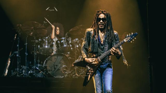 Lenny Kravitz durante su concierto en el Movistar Arena de Madrid, este domingo. Al fondo, la baterista Jas Kayser. Foto: Dara Chriss