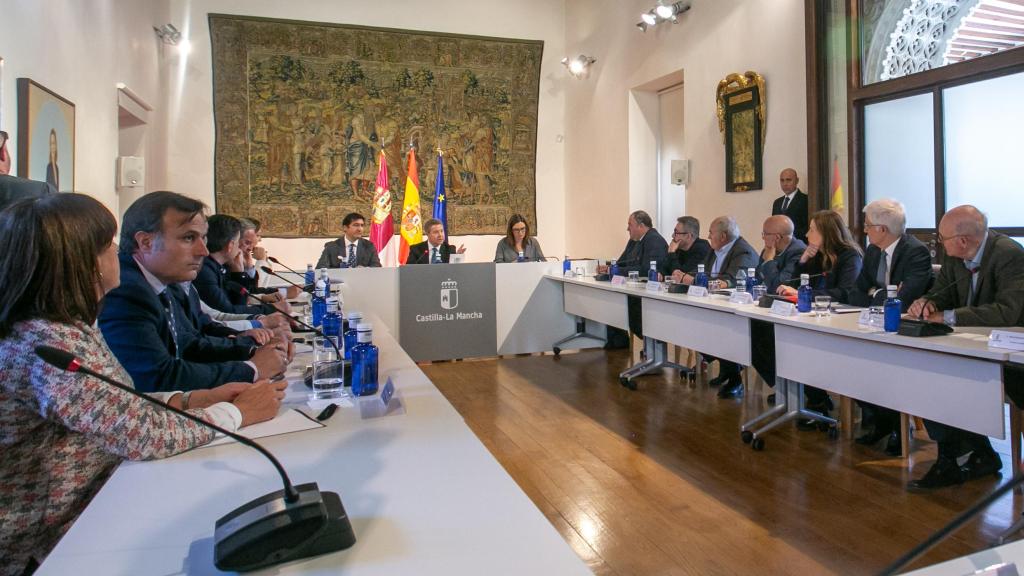 Reunión con representantes de los sectores afectados por la subida de aranceles anunciada por Estados Unidos. Foto: JCCM.