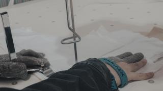 Una de las costureras del taller de Venus ejecuta uno de sus patrones.