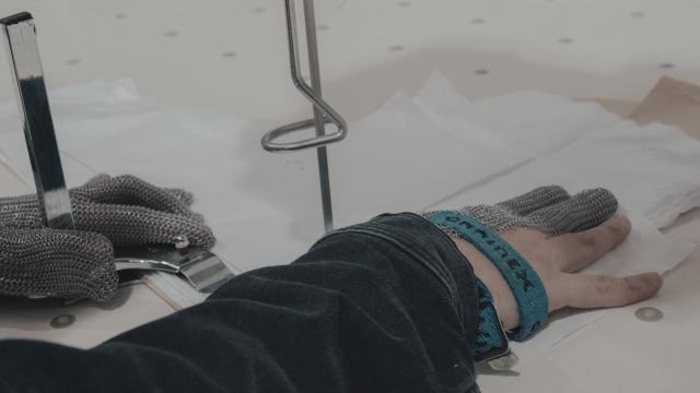 Una de las costureras del taller de Venus ejecuta uno de sus patrones.