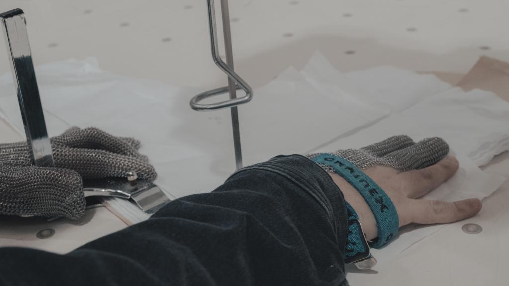 Una de las costureras del taller de Venus ejecuta uno de sus patrones.