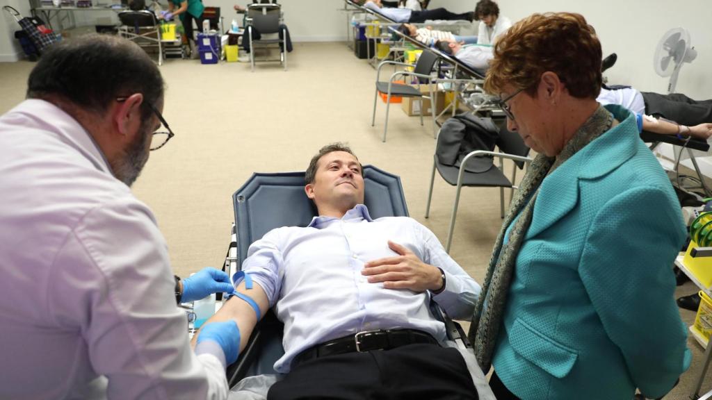 El alcalde y Begoña García durante la donación de sangre