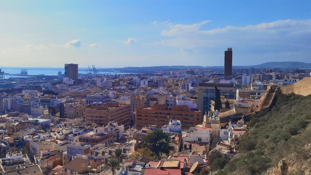 Una vista de la ciudad de Alicante desde el Castillo de Santa Bárbara este invierno.