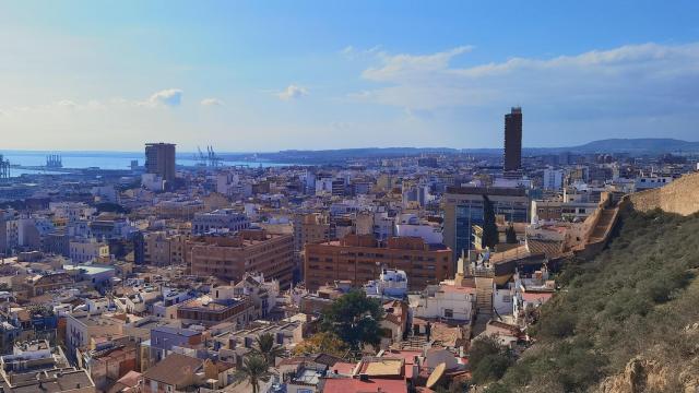 Una vista de la ciudad de Alicante desde el Castillo de Santa Bárbara este invierno.