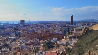 Una vista de la ciudad de Alicante desde el Castillo de Santa Bárbara este invierno.