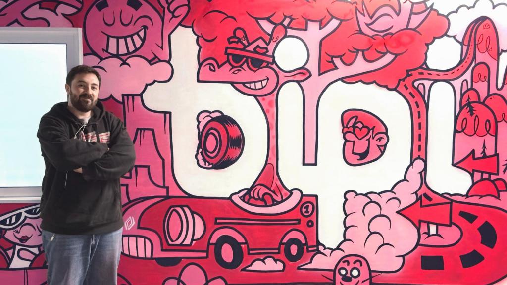 Moñux frente al mural de la nueva sede de Bipi en Madrid. Foto: Bipi