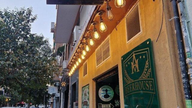 Uno de los bares de la calle Cardenal Cisneros de Madrid.