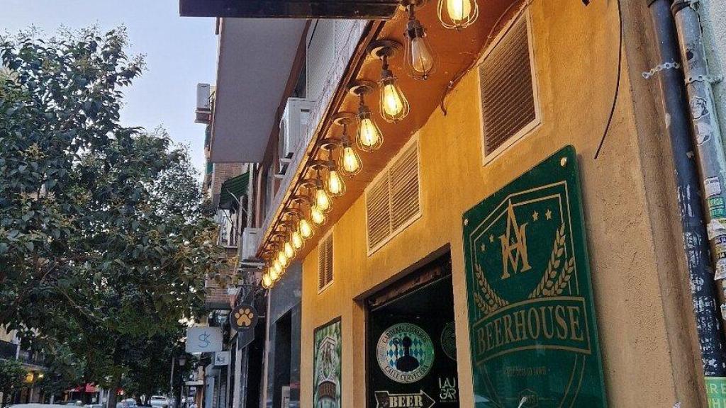 Uno de los bares de la calle Cardenal Cisneros de Madrid.