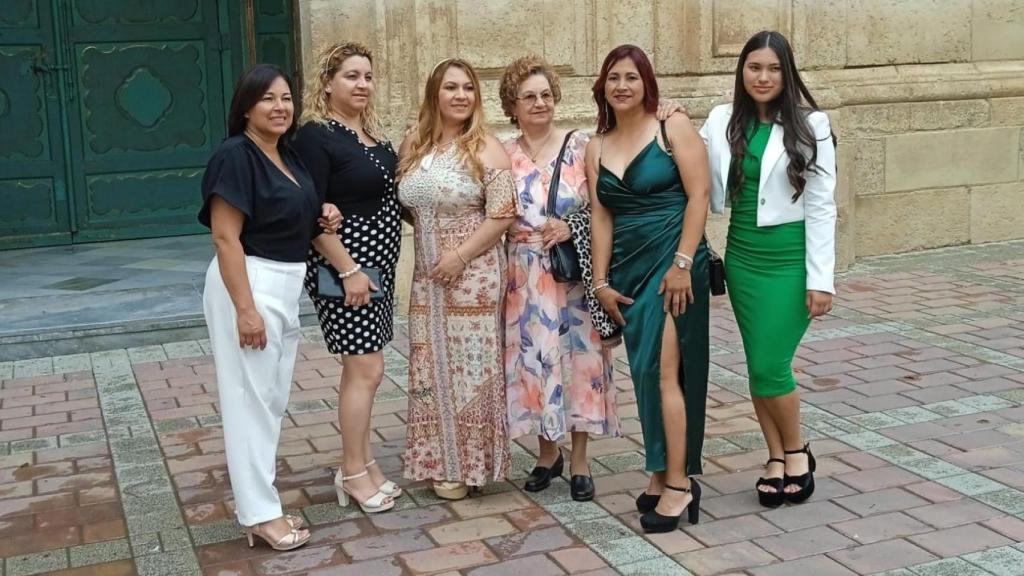 Alicia (c), posando feliz y sonriente, junto a sus hijas y sus nietas.