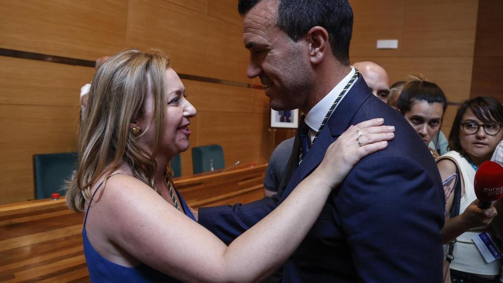 La vicepresidenta de la Diputación, Natàlia Enguix (Ens Uneix), saluda al presidente, Vicente Mompó (PP). Rober Solsona / EP