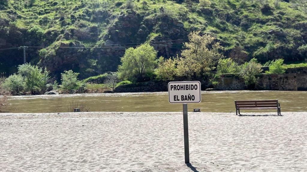 Cartel en la playa de Tenerías recordando que el baño está prohibido en el río Tajo
