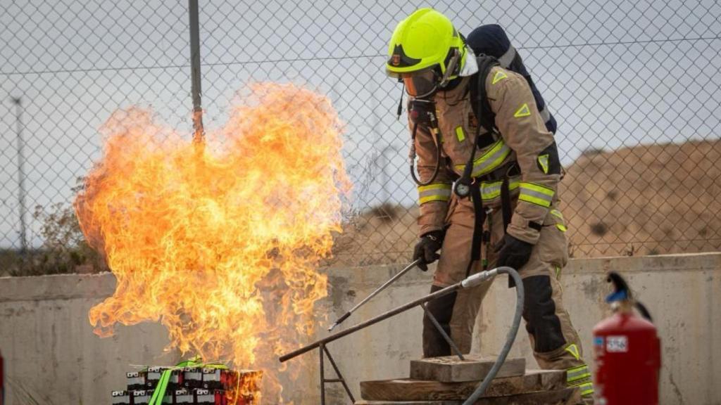 Un bombero durante una sesión de prácticas.