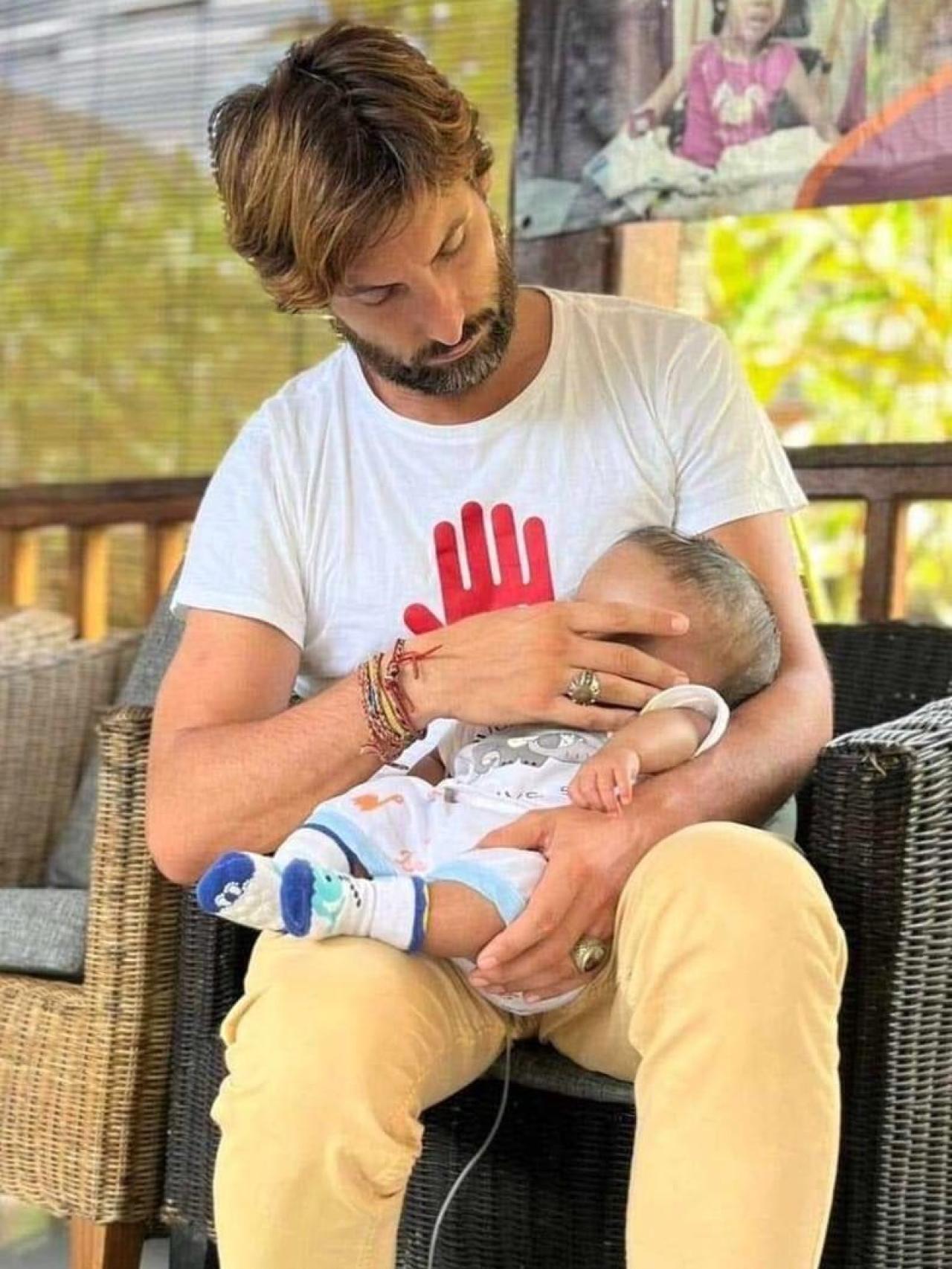 Jorge Aranda, con uno de los bebés a los que ha ofrecido tratamiento en Bali.