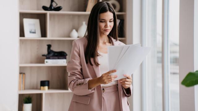 Una mujer revisando papeles.
