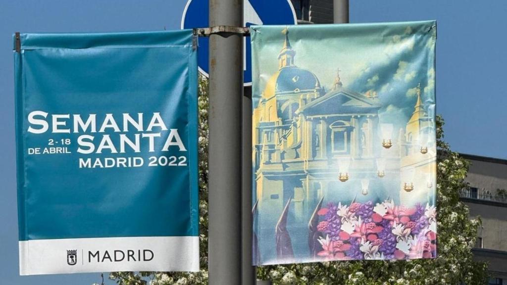 Banderolas de Semana Santa del año 2022 colocadas por error.