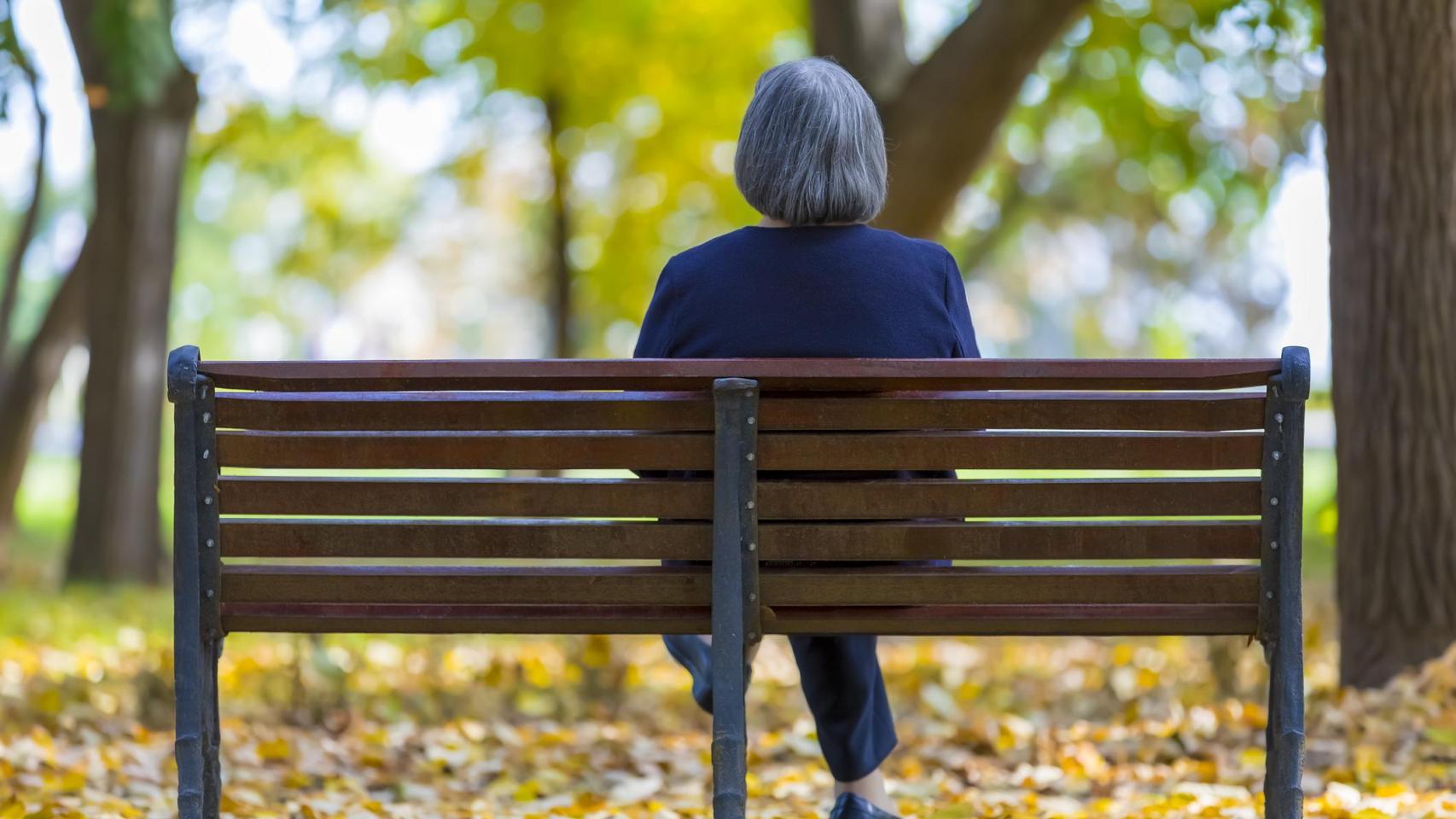 Imagen de archivo de una mujer sola en el parque.