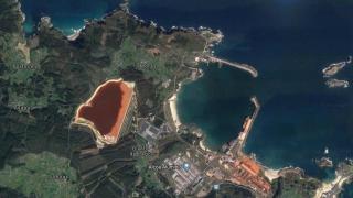 Vista aérea de la balsa de lodos rojos de Alcoa en Xove (Lugo).
