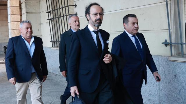 Los hermanos dueños de Magtel, Mario (1d) e Isidro López Magdaleno (1i) acuden junto a su abogado (centro) a la Audiencia Provincial de Sevilla como acusados en el juicio de la mina de Aznalcóllar.