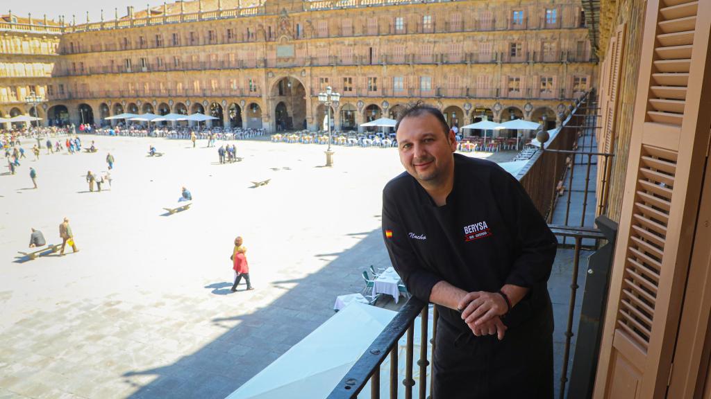 Nacho, gerente del Berysa en su balcón