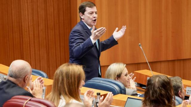El presidente de la Junta de Castilla y León, Alfonso Fernández Mañueco, durante su intervención en el pleno de las Cortes de este martes