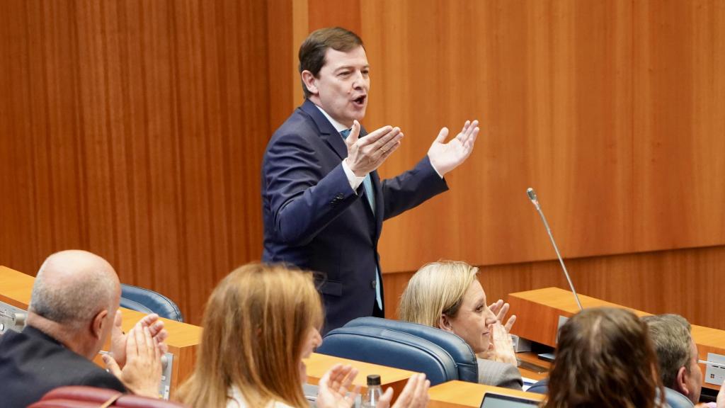 El presidente de la Junta de Castilla y León, Alfonso Fernández Mañueco, durante su intervención en el pleno de las Cortes de este martes