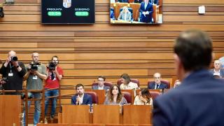 Mañueco de espaldas con Luis Tudanca al fondo en el pleno de las Cortes de Castilla y León