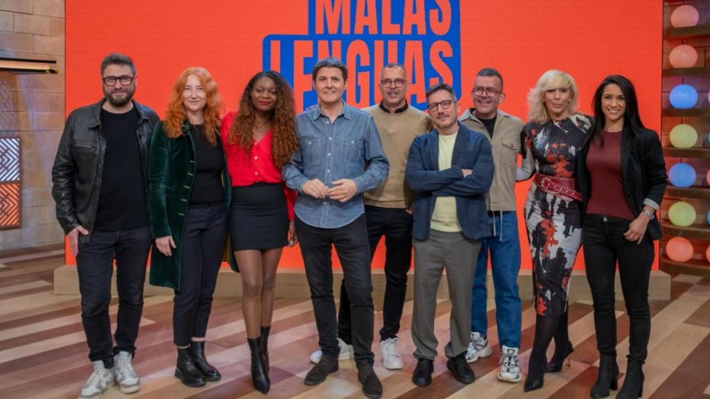 Foto de familia con Jesús Cintora y el resto del equipo de 'Malas lenguas'.