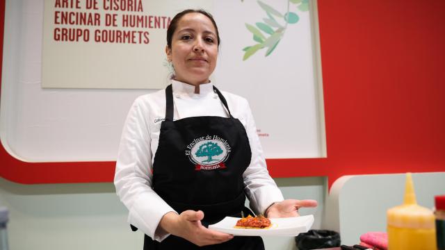 Gabriela Medina Perea, del restaurante Jimmy’s, se ha proclamado vencedora del 6º Campeonato Nacional de Arte de Cisoria.