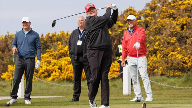 Donald Trump jugando al golf. Foto: Steve Welsh / Pa Wire / Dpa