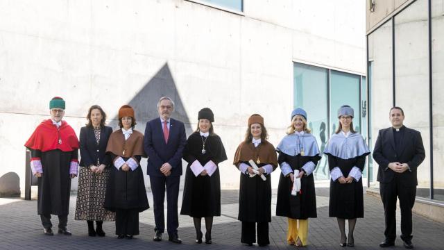 Foto de familia de  la ceremonia de investidura Honoris Causa, en la Universidad San Jorge.
