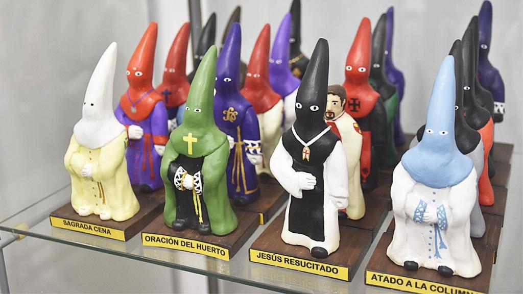 Figuras de cofrades en la nueva sede de la Junta de Cofradías de Semana Santa en Valladolid