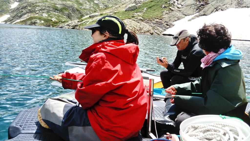 La investigadora Elena Fagín en el lago Redon de los Pirineos.