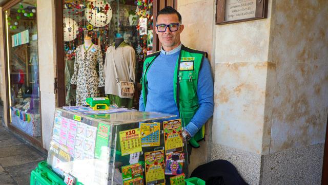 Fernando González en su puesto en la Plaza Mayor de Salamanca