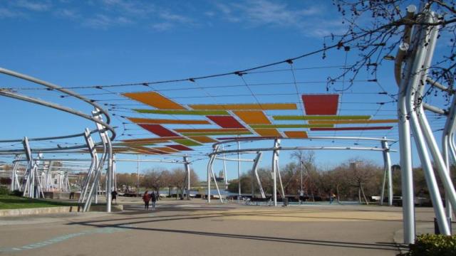 Las nuevas lonas de colores en la zona del Frente Fluvial de la Expo de Zaragoza.