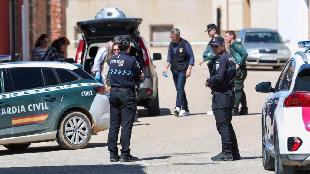 Intevención de la Policía Local, Guardia Civil y Policía Judicial en la puerta de la vivienda familiar.