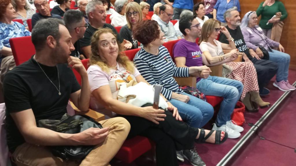 El concejal de San Javier por Podemos, Matías Cantabella (1d), este martes, esperando la llegada de Irene Montero.